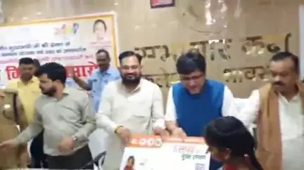 भिनगा: कलेक्ट्रेट भिनगा में आबकारी मंत्री ने 21 छात्र-छात्राओं को टैबलेट, प्रशस्ति पत्र और 5 लाभार्थियों को दिया गोल्डन कार्ड