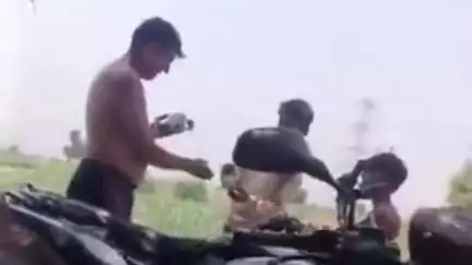 बागपत: कंडेरा गांव के शराब ठेके का वीडियो वायरल, नाबालिक को शराब बेचने के मामले में आबकारी विभाग ने जारी किया नोटिस