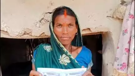 हंटरगंज: दूंदू गांव की महिला मैया सम्मान योजना के लिए दर-दर की ठोकरें खाने को मजबूर