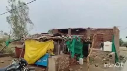 बमोरी: सिलावटी व अनारथ गांव में आंधी-तूफान से गरीबों के घर उजड़े, बिजली के खंभे भी टूटे