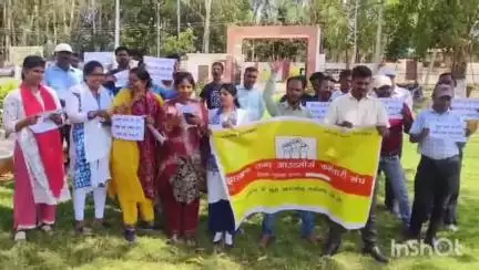 गुमला: आउटसोर्सिंग कर्मियों ने समाहरणालय पहुंच समस्या और मांग को लेकर किया प्रदर्शन #jansamasya