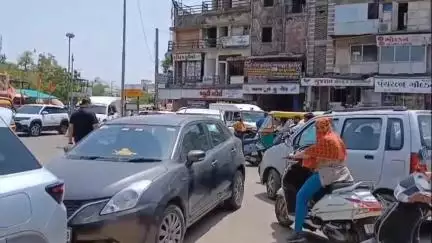 હિંમતનગર: હિંમત સ્કૂલમાં ગોઠવાયેલી તાલીમને લઈને વાહનોનો ખડકલો થતા ભારે ટ્રાફિકજામ
