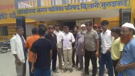 बिलारी: नगर पालिका परिषद में हुसैनी झंडा व रहमानी मस्जिद के ग्रामीणों ने जल आपूर्ति की व्यवस्था को लेकर की चर्चा