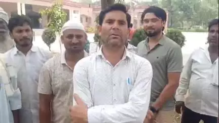 अमरोहा: श्यामपुर के ग्रामीणों ने मनरेगा रोजगार सेवक पर फर्जी तरीके से सरकारी पैसा निकालने का आरोप लगाया, जिलाधिकारी से की शिकायत