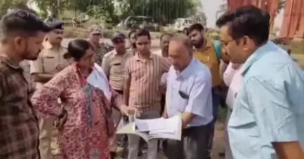 ग्वालियर गिर्द: कलेक्टर रुचिका चौहान एवं निगम आयुक्त संघ प्रिय ने जिले के विभिन्न क्षेत्रों का किया निरीक्षण, दिए निर्देश