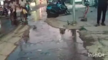 পুরুলিয়া ২: পৌরসভার সাপ্লাইয়ের জলের পাইপ ফেটে গাড়িখানা  এলাকা জলমগ্ন সমস্যায় পথ চলতি মানুষ