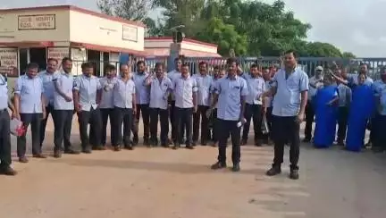 ಬಾಗಲಕೋಟೆ: ನಾಯಿನೇಗಿಲಿ ಗ್ರಾಮದಲ್ಲಿ ಸಕ್ಕರೆ ಕಾರ್ಖಾನೆ ವಿರುದ್ಧ ರೊಚ್ಚಿಗೆದ್ದ ಕಾರ್ಮಿಕರು