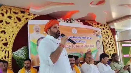 सिवान: प्रधानमंत्री के कार्यक्रम में आमंत्रित करने के लिए बीजेपी ने गांव-गांव, गली-गली घूमकर भगवान पैलेस में बैठक बुलाई