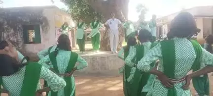 अंतर्राष्ट्रीय योग दिवस की तैयारी में जुटे योग गुरु गजराज महतो, विद्यालय पहुंच छात्राओं को कराए योगाभ्यास।