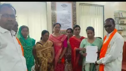 वैजापूर: टुणकी येथील 18वर्षीय तरुणाच्या मृत्यूस कारणीभूत अधिकाऱ्यांवर कारवाईची तहसीलदार व उपविभागीय अधिकाऱ्यांना निवेदन देत मागणी