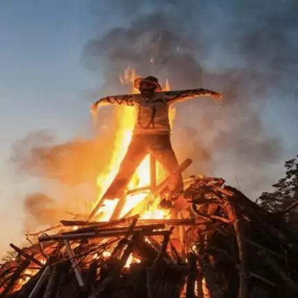 మహారాష్ట్రలోని నాగ్‌పూర్‌లో ప్రియురాలి చితిపైకి దూకడానికి ప్రయత్నించిన ప్రియుడు, అతన్ని కొట్టి ఆపిన స్థానికులు