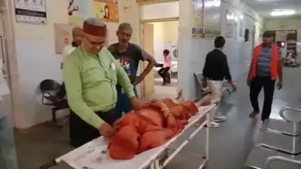 बबेरू: टोलाकला गांव में टोटी से पानी भरने के विवाद में महिला को पारिवारिक लोगों ने किया घायल, मारपीट का वीडियो हुआ वायरल