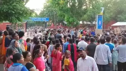 খড়গপুর ১: ১১ ই জুন ডিআরএম বাংলো ঘেরাও এর সময় লাঠিচার্জ হয়েছিল বলে অভিযোগ বস্তি বাঁচাও সংগ্রাম কমিটির, প্রতিবাদ ফের খড়্গপুরে