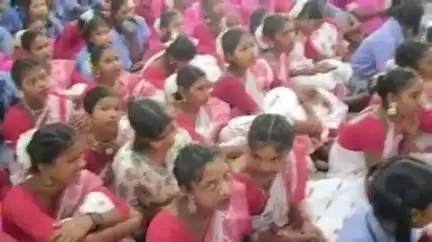 डुमरी: जनता उच्च विद्यालय नवाडीह में 10 टॉपर छात्राओं को किया गया सम्मानित