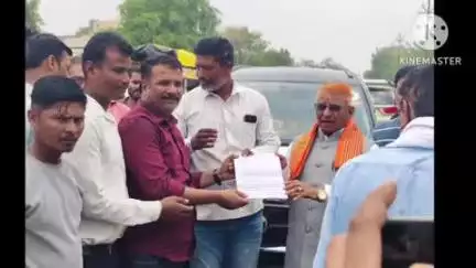 आर्वी: काय सांगता? छत्रपती चौकात चक्क आमदाराची गाडी अडवून गाडी पुढे शेतकऱ्यांच्या लोटांगण..
आमदारांना दिले निवेदन