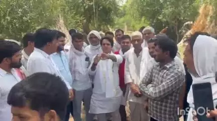 महवा: सांथा पहुंचकर विधायक ने पंच पटेल एवं युवाओं के साथ किया गांव का दौरा, गांव में विकास कार्य होंगे