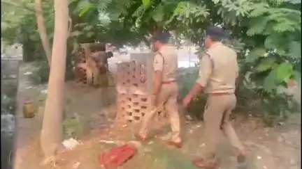 तिलहर: जिला आबकारी विभाग की टीम ने छापेमारी कर 25 लीटर कच्ची शराब और 200 लीटर लहन को कराया नष्ट