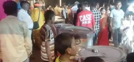 जय मां सरयू समिति के तरफ से आज सरयू घाट पर श्रद्धालुओं को प्रसाद वितरण किया गया...