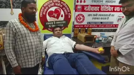 नजीबाबाद: नजीबाबाद में रक्त दान महादान टीम के वाट्सअप ग्रुप के तीन वर्ष पूरे होने पर आयोजित हुआ रक्तदान शिविर