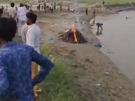 हसनपुर: हसनपुर के तीन युवकों की हमीरपुर सड़क हादसे में हुई मौत, आठ की हालत गंभीर, परिवार में मचा कोहराम