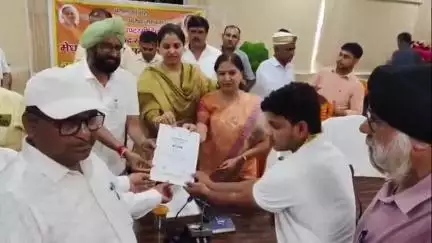 अमरोहा: अमरोहा में मेधावियों का सम्मान, कलेक्ट्रेट में डीएम निधि गुप्ता ने ₹21 हजार, टैबलेट और मेडल देकर किया सम्मानित