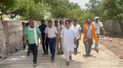 महवा: महुआ के शमशान घाट में चल रहे जीर्णोद्धार कार्य का विधायक ने लिया जायजा