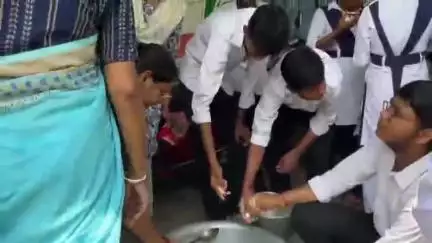 ফালাকাটা: পড়ুয়াদের সুস্থ রাখতে বৃহস্পতিবার ফালাকাটার গোপ্পু মেমোরিয়াল হাইস্কুলে ওআরএস পান করানো হল