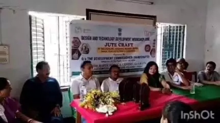 বাগদা: মহিলাদের হস্তশিল্পের ট্রেনিং দিচ্ছে পূর্ব সিন্দ্রানী কৃষি উন্নয়ন সমবায় সমিতির