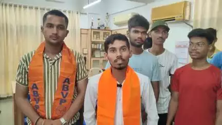 દાહોદ: દાહોદની સરકારી એન્જિનિયરિંગ કોલેજમાં મેસ બંધની રજુઆત કરવા જતા કચેરીઓ ખાલી મળતા ABVP ના વિદ્યાર્થીઓએ ધરણા પ્રદશન પર બેઠા