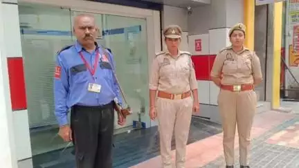 कांठ: एसएसपी के आदेश पर पुलिस ने बैंकों में सुरक्षा व्यवस्था का लिया जायजा