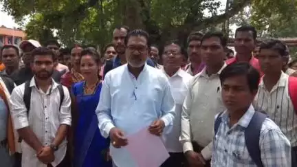 कोंडागांव: ई-पॉस मशीन की तकनीकी खामियों को लेकर राशन विक्रेता संघ ने कलेक्टर कार्यालय में सौंपा ज्ञापन