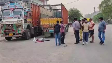 एटा: GT रोड पर अग्रवाल पेट्रोल पंप के समीप ट्रक की छांव में बैठे 55 वर्षीय व्यक्ति को ट्रक ने कुचला, मौके पर हुई दर्दनाक मौत