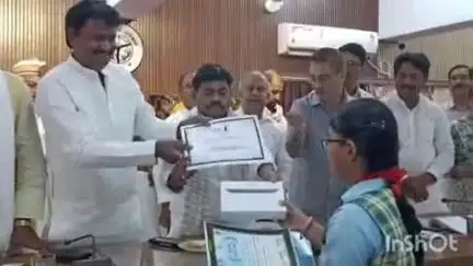 रॉबर्ट्सगंज: कलेक्ट्रेट में मेधावी विद्यार्थी सम्मान समारोह 2025 में सीएम योगी आदित्यनाथ के सम्बोधन का हुआ सीधा प्रसारण