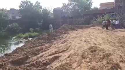 सनहौला: सन्हौला थाना क्षेत्र अंतर्गत सरकारी पोखर में रात के अंधेरे में चल रहे मिट्टी भराई का खेल अंचल अधिकारी कब #jansamasya