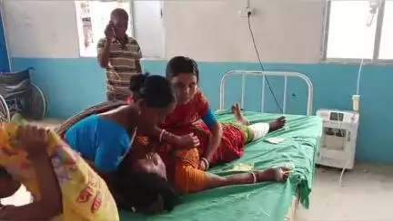 গাজোল: বুজরুল বান্ধাইল সড়ক এলাকায় টোটো পাল্টি খেয়ে টোটোর নিচে টোটো যাত্রী চাপা পড়ে গুরুতর জখম হয়