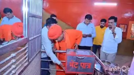 पोकरण: सालम सागर स्थित हनुमान मंदिर में चोरी की वारदात के बाद पोकरण विधायक महेंद्र प्रताप पुरी ने किया निरीक्षण