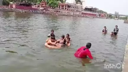उज्जैन शहर: शिप्रा नदी के रामघाट पर बहन को डूबता देख भाइयों ने लगाई छलांग, तैराक दल ने बचाया
