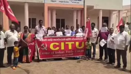 పని గంటలు పెంపుదల నిర్ణయాన్ని ఉపసంహరించుకోవాలని సిఐటియు ఆధ్వర్యంలో పెద్దాపురం తాసిల్దారి కార్యాలయం వద్ద ధర్నా.