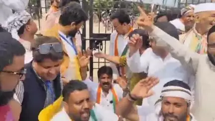दरभंगा: रामनगर स्थित जिला रोजगार केंद्र पर कांग्रेस कार्यकर्ताओं ने बेरोजगारी को लेकर की तालाबंदी