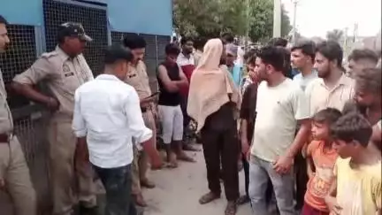 हसनपुर: हसनपुर के गांव मंगरोला में प्रथमा बैंक के पास 50 वर्षीय अधेड़ का शव मिला, क्षेत्र में फैली सनसनी