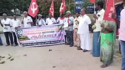 பாலக்கோடு: மா விவசாயிகளுக்கு இழப்பீடு வழங்க கோரி, தாசில்தார் அலுவலகம் முன்பு தமிழ்நாடு விவசாயிகள் சங்கம் சார்பில் ஆர்ப்பாட்டம்