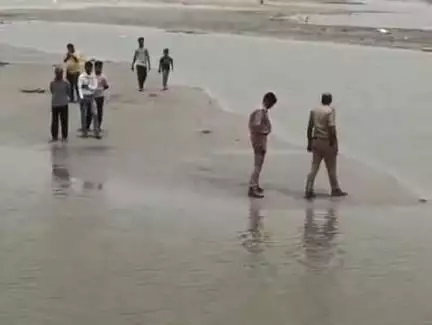 फर्रुखाबाद: दोस्त के साथ पांचाल घाट पर गंगा स्नान करने गए छात्र का शव गंगा नदी से करीब 22 घंटे बाद गोताखोरों ने किया बरामद