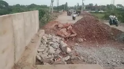 సామర్లకోట పిఠాపురం ప్రధాన రహదారిపై ప్రమాదకరంగా మారిన బ్రిడ్జి #localissue