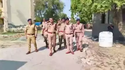 जौनपुर: पुलिस लाइन में अपराध नियंत्रण को लेकर डीआईजी ने की समीक्षा, पुलिसकर्मियों की सुनीं समस्याएं