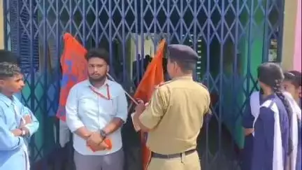 উদয়পুর: পানীয় জল, রুমে ব্ল্যাকবোর্ড সহ নানান সমস্যার সমাধানের দাবি নিয়ে অমরপুরে একটি স্কুলে তালা ঝুলিয়ে দিল ছাত্র-ছাত্রীরা