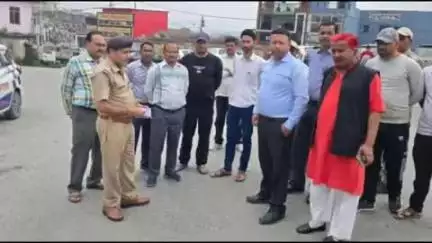 चम्पावत: बस स्टेशन चम्पावत में निजी वाहन पार्क होने पर होगा चालान, पुलिस और जिला प्रशासन की टीम ने किया निरीक्षण