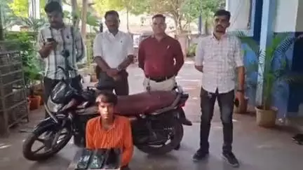ચોરી અને સ્નેચિંગ કરેલા પાંચ મોબાઈલ સાથે સગીર સહિત બે આરોપીઓની કાપોદ્રા ખાતેથી પોલીસે કરી ધરપકડ,બે ગુના ઉકેલાયા