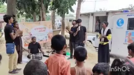 हसनपुर: हसनपुर में नुक्कड़ नाटक के माध्यम से पशुपालकों को योजना की जानकारी दी गई