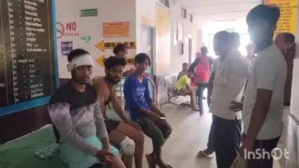 बिसौली: मुड़िया धुरेकी कस्बा के पास दो बाइकों की टक्कर में तीन लोग घायल