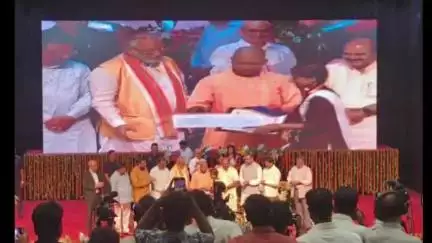 मंझनपुर: मुख्यमंत्री ने लखनऊ के लोकभवन में मेधावी छात्रा अनुष्का सिंह को प्रशस्ति पत्र के साथ दिया एक लाख का चेक